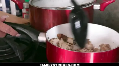 As calças justas da madrasta o deixam com muito tesão