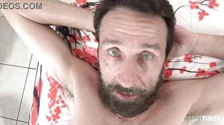 La massaggiatrice tira fuori le tette: mamma di Dio, che meloni ha!