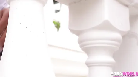 Sexe sur le palier de l'escalier avec la MILF sexy Linda Gonzalez