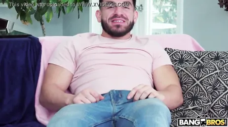 Tu veux arrêter de regarder le cul de ma mère, salaud ?