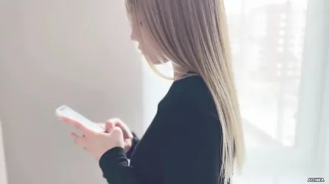 Ryskan medan hon suger sin pojkvän finns också på WhatsApp