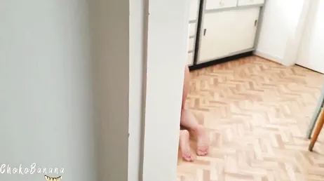 Pego minha meia-irmã limpando de minissaia e sem calcinha...!!