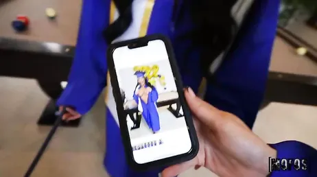 Hij is net afgestudeerd en heeft een kleine privé orgie