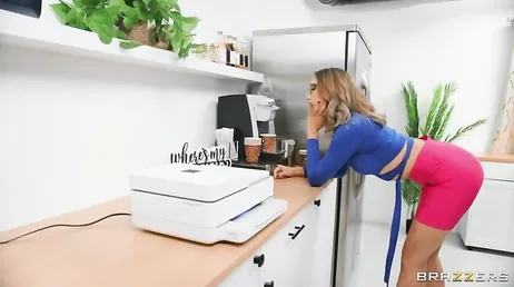 Min chef gillar verkligen underkläderna jag bär för att provocera honom