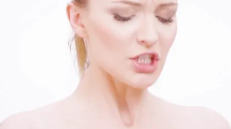 Jongeman, je zult mijn poesje moeten neuken, anders word je ontslagen