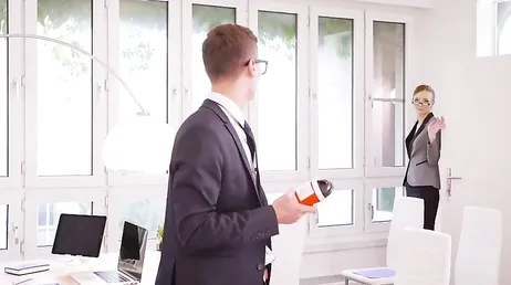 Jongeman, je zult mijn poesje moeten neuken, anders word je ontslagen