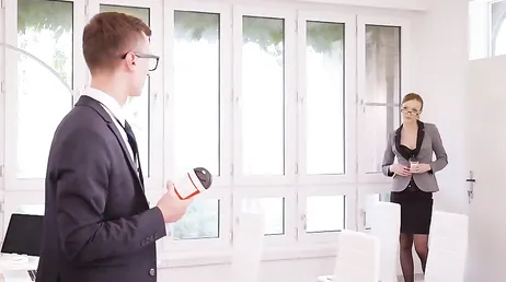 Jongeman, je zult mijn poesje moeten neuken, anders word je ontslagen