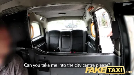 Faço o taxista parar o carro para ele me comer e foder minha bucetinha