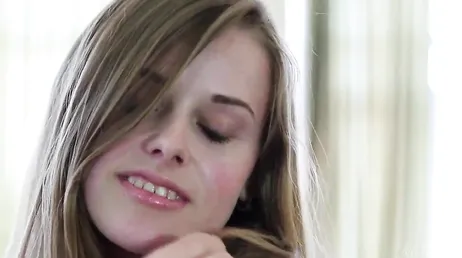 Elle s'appelle Canara, elle a 22 ans et a une chatte vraiment magnifique