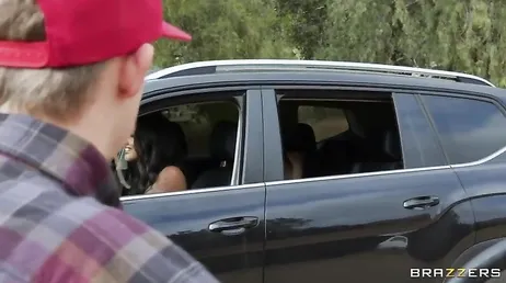 Arrivano dalla città per scaldare tutti i ragazzi del paese...