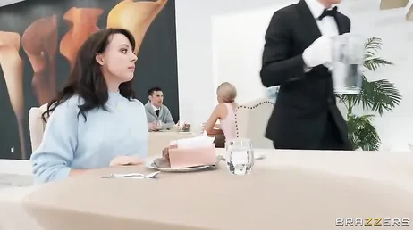 Meine Freundin hat im Restaurant gespritzt, ich glaube es nicht..!!