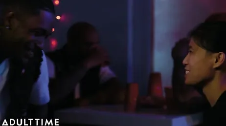 Ich treffe mich an der Bar mit einem Transvestiten und am Ende ficken wir richtig hart...!!
