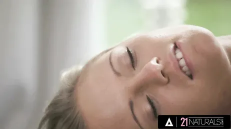 Quel morceau de sexe cette blonde Vanda Lust vous offre