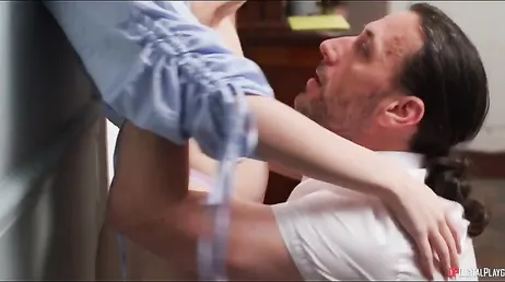 MILF rousse baise son beau-frère, la dame a une belle paire de seins