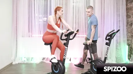 Le instructeur de spinning pose la main sur ma chatte : comme c'est morbide