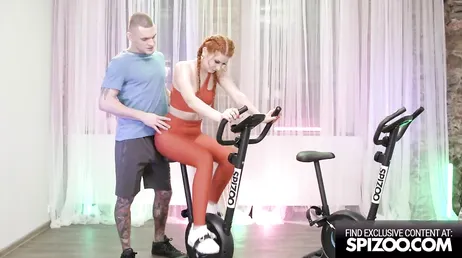 Le instructeur de spinning pose la main sur ma chatte : comme c'est morbide