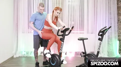Le instructeur de spinning pose la main sur ma chatte : comme c'est morbide