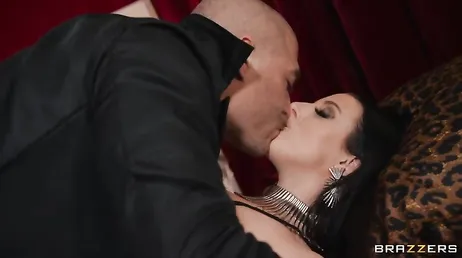 Les branlettes espagnoles que fait la star du porno Angela White... !!