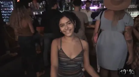 Uma pequena orgia sexual em um bar com duas amigas muito safadas