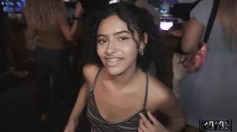 Uma pequena orgia sexual em um bar com duas amigas muito safadas