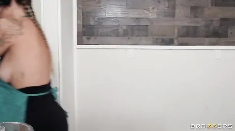 Ze registreren hoe een klant seks heeft met de serveerster achter de bar