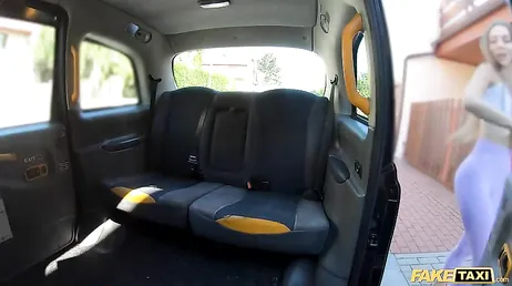 C'est agréable de voir comment la jeune Mary Popience baise ce chauffeur de taxi... !!
