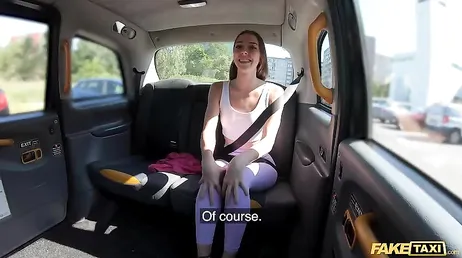C'est agréable de voir comment la jeune Mary Popience baise ce chauffeur de taxi... !!