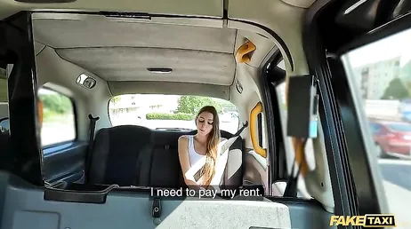 C'est agréable de voir comment la jeune Mary Popience baise ce chauffeur de taxi... !!