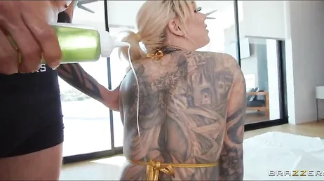 La scène de sexe entre Karma RX et Scott Nails ne pourrait pas être plus forte