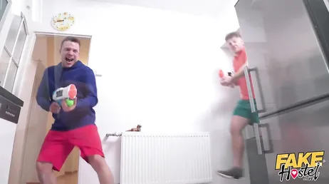 Omdat ze allebei willen zuigen, de één aan de ballen en de ander aan de pik.