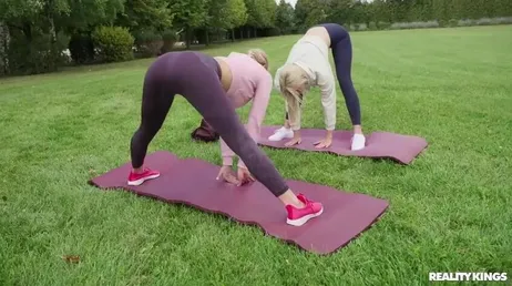 Sie machen zusammen Yoga und sind am Ende nackt zusammen (und ficken sich auch gegenseitig)