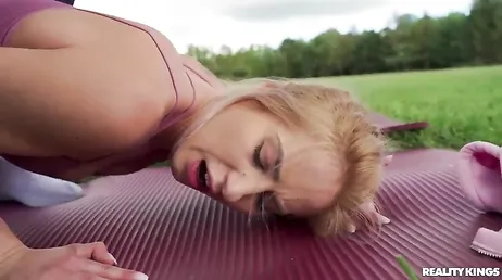 Sie machen zusammen Yoga und sind am Ende nackt zusammen (und ficken sich auch gegenseitig)