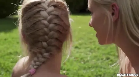 Sie machen zusammen Yoga und sind am Ende nackt zusammen (und ficken sich auch gegenseitig)