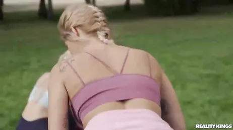 Sie machen zusammen Yoga und sind am Ende nackt zusammen (und ficken sich auch gegenseitig)
