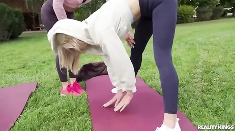 Sie machen zusammen Yoga und sind am Ende nackt zusammen (und ficken sich auch gegenseitig)