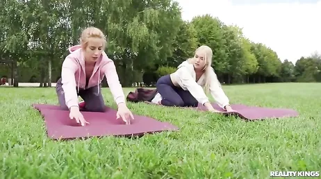 Sie machen zusammen Yoga und sind am Ende nackt zusammen (und ficken sich auch gegenseitig)