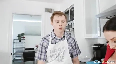 Ik neuk mijn schoonmoeder haastig voordat iemand ons betrapt