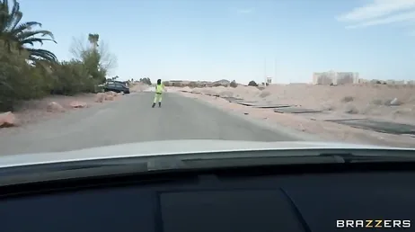 Latina MILF com uma bunda grande vai patinar na estrada