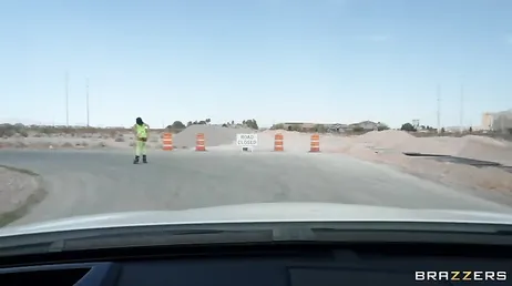 Latina MILF com uma bunda grande vai patinar na estrada