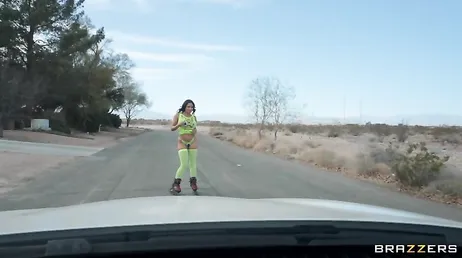 Latina MILF com uma bunda grande vai patinar na estrada