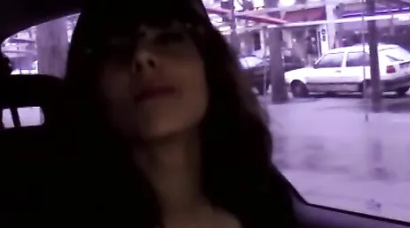 Una donna matura con gli occhiali contatta una società di produzione per registrare un porno