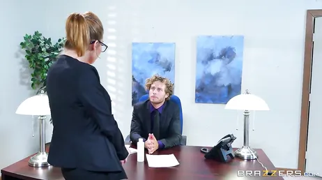 Secretaria embauca con sus grandes melones al jefe salido