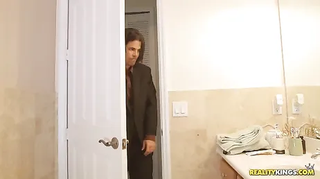 Mijn neef betrapt me onder de douche en geeft me de beste neukbeurt van mijn leven