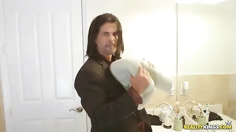 Mijn neef betrapt me onder de douche en geeft me de beste neukbeurt van mijn leven