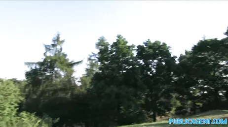Eu conheço uma putinha no parque e começamos a foder