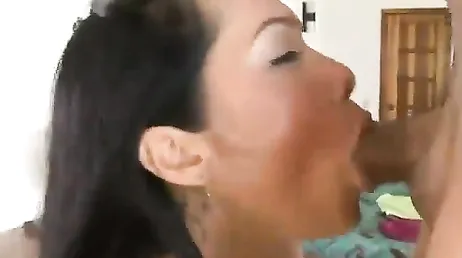 O colombiano gosta de foder paus gigantes na frente da webcam