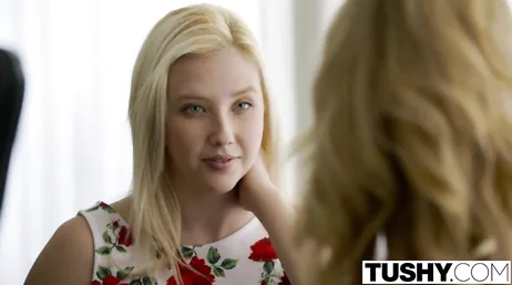 Samantha Rone tente sa première expérience anale avec Cherie Deville