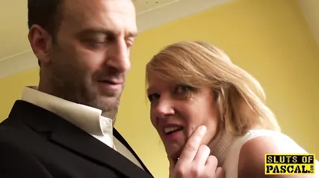 Qui savait que grand-mère aimait le sexe masochiste