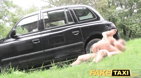 Esce dal taxi con la figa mangiata e una scopata davvero spettacolare