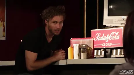 Le voisin mange le cul de la voisine excitée et la baise